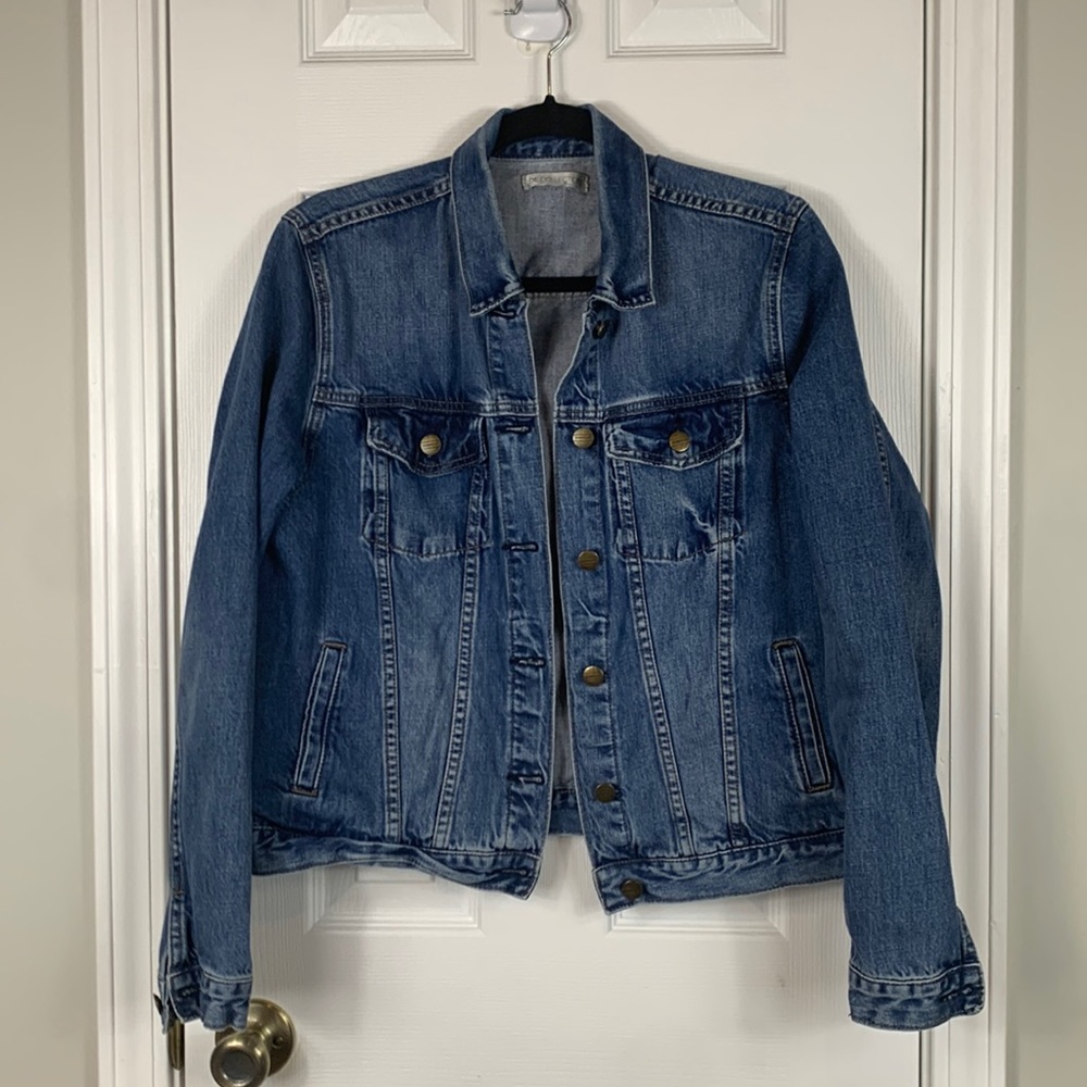 DE Collection denim blue jean jacket bust 20.5”. Metal buttons DownEast, 6 pockt